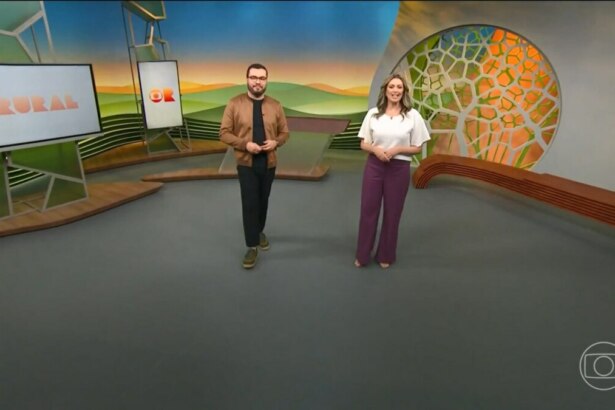 Jornalistas Pedro Málaga e Cristina Vieira, do Globo Rural, em estúdio com telas e logo do programa