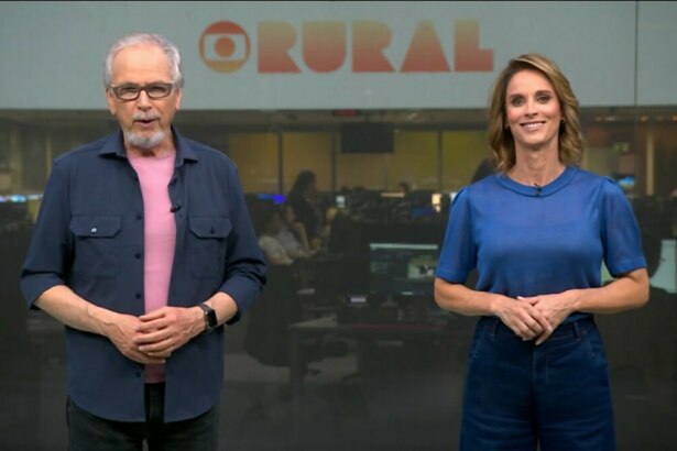 Apresentadores do Globo Rural em frente à redação do programa, com logo visível ao fundo.