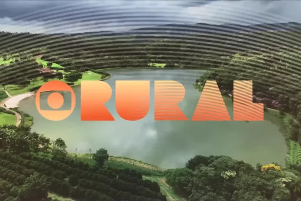 Logo do Globo Rural projetado na frente de um lago, cercado pela mata
