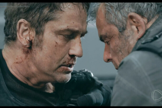 Protagonista do Filme Invasão ao Serviço Secreto olha para o rival que está todo ensanguentado em cena final do longa