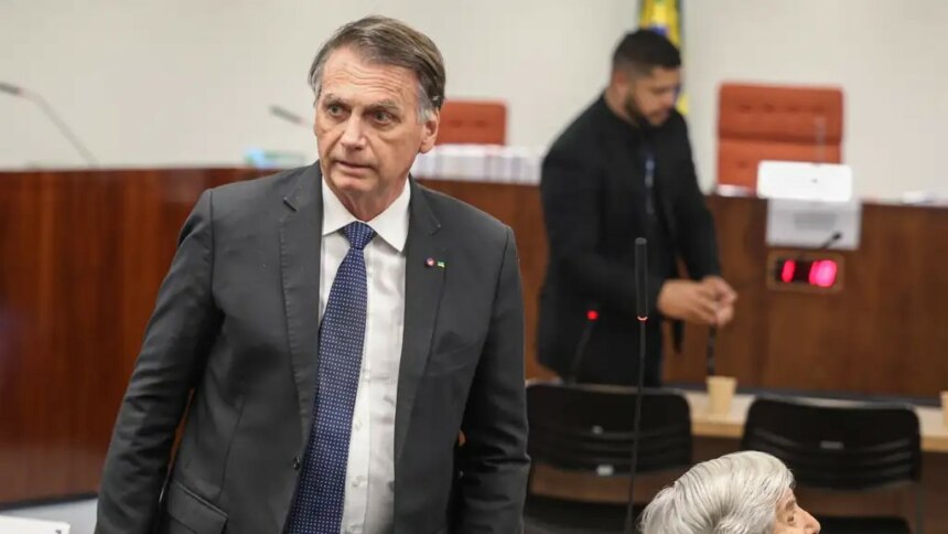 Jair Bolsonaro de terno preto e gravata azul olhando para o lado com semblante assustado