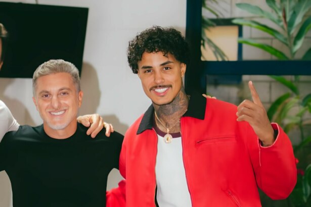 Luciano Huck e Livinho posam lado a lado e sorriem para a câmera nos bastidores da Dança dos Famosos
