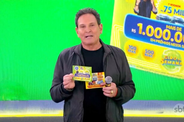 Luis Ricardo segura o bilhete da Tele Sena Semanal edição 67, ao fundo um telão verde exibindo uma parte da Tele Sena