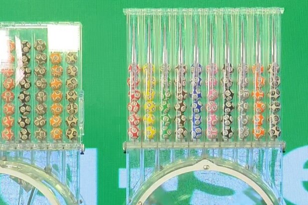 Imagem do resultado de um sorteio da Mega-Sena, mostrando bolinhas coloridas com números dentro de tubos de acrílico transparentes