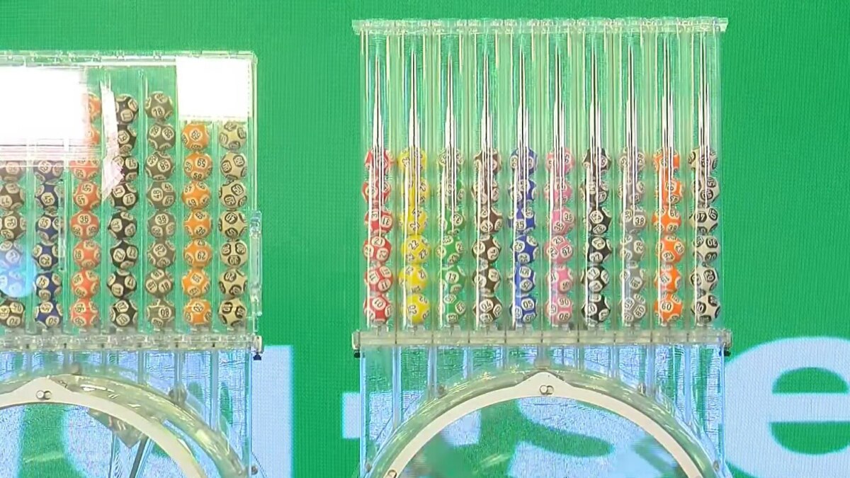 Imagem do resultado de um sorteio da Mega-Sena, mostrando bolinhas coloridas com números dentro de tubos de acrílico transparentes