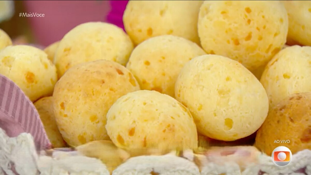 Cesta de pão de queijo dourado e crocante, receita de Ana Maria Braga no Mais Você da TV Globo, enviada como surpresa ao elenco da Dança dos Famosos, feita com polvilho doce, queijo minas padrão e parmesão
