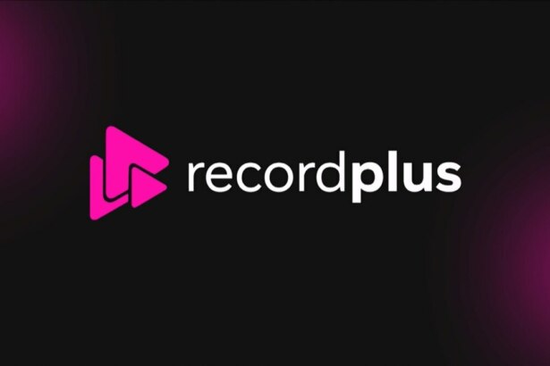 Logo do RecordPlus, com um símbolo de "play" duplo em rosa e o nome do serviço em branco, sobre um fundo preto.