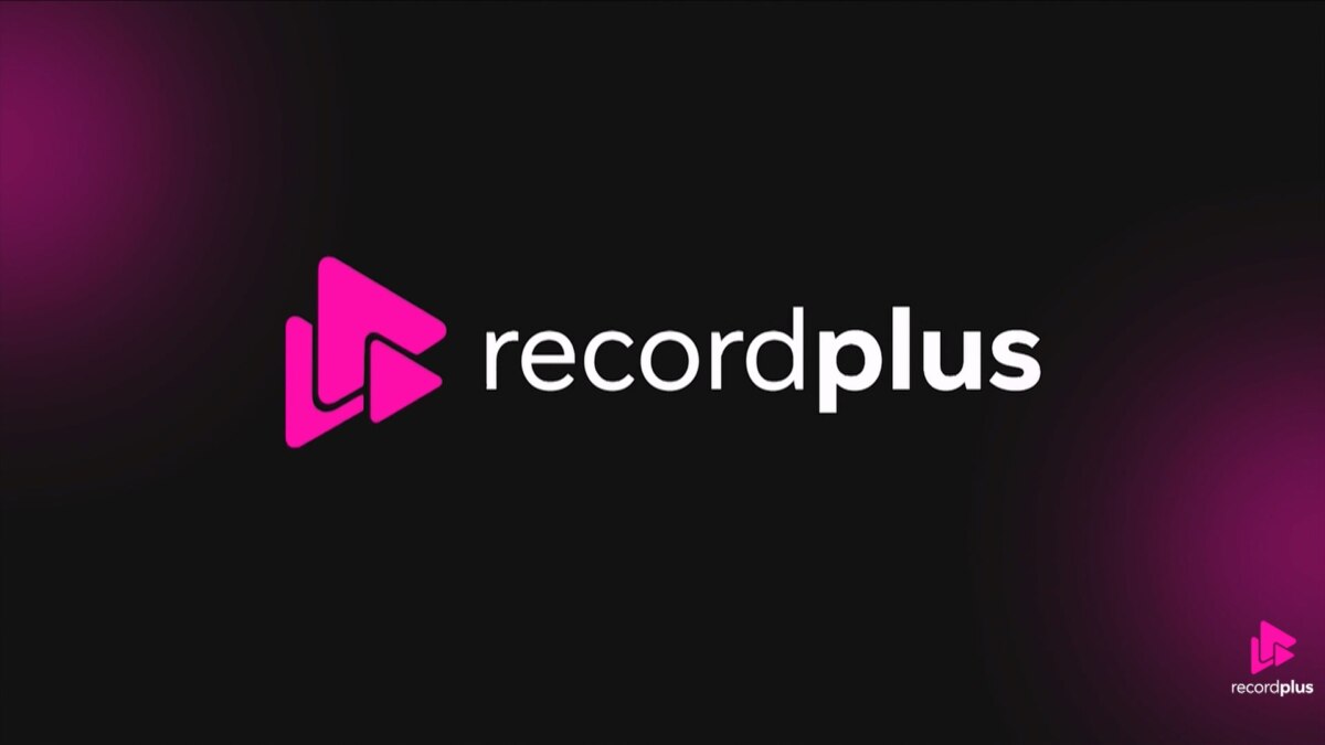 Logo do RecordPlus, com um símbolo de "play" duplo em rosa e o nome do serviço em branco, sobre um fundo preto.