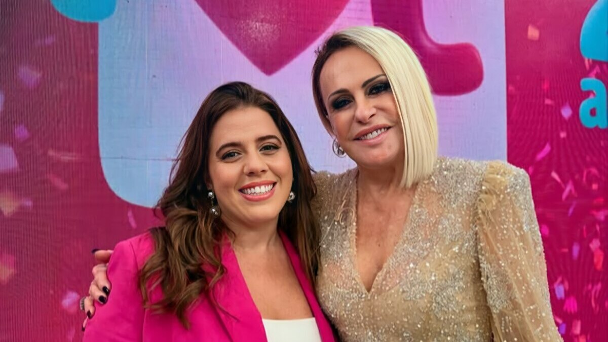 Tati Machado e Ana Maria Braga sorrindo juntas no cenário do Mais Você, com figurinos elegantes.