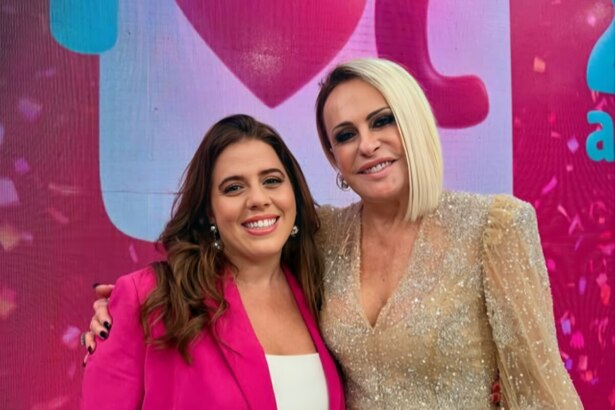 Tati Machado e Ana Maria Braga sorrindo juntas no cenário do Mais Você, com figurinos elegantes.