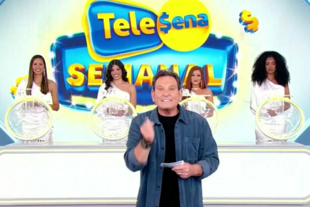 O apresentador Luis Ricardo no palco, com quatro modelos ao fundo, em um cenário de sorteio da Tele Sena Semanal