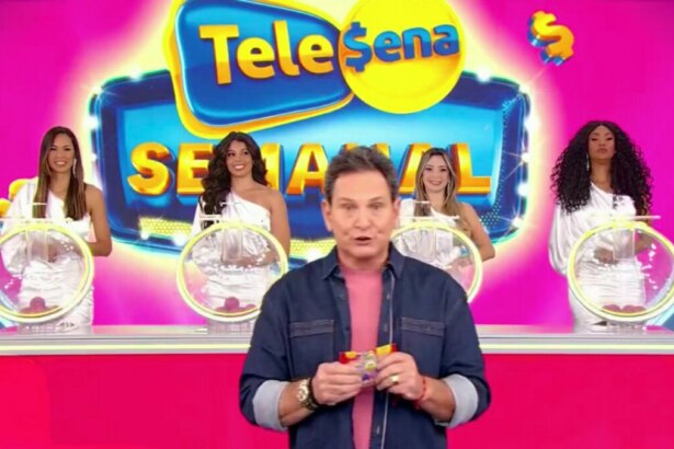 Apresentador Luis Ricardo no palco do SBT, exibindo uma Tele Sena Semanal, edição 66. Atrás dele, quatro mulheres em vestidos brancos seguram esferas de sorteio. O telão ao fundo diz "Tele Sena Semanal".