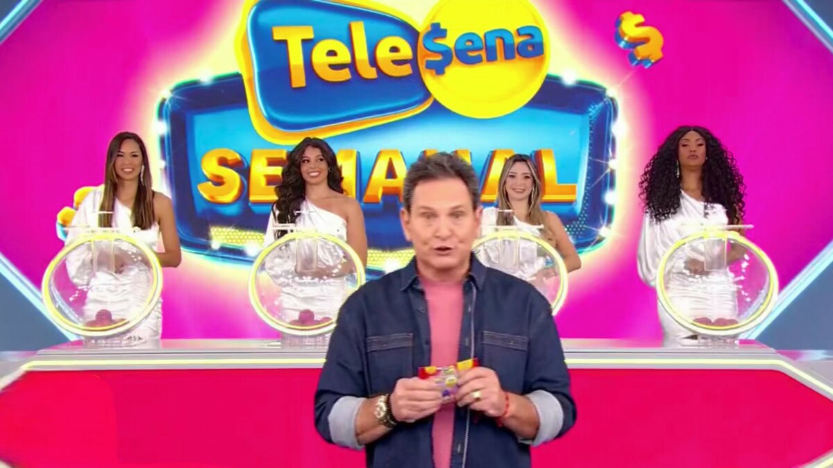 Apresentador Luis Ricardo no palco do SBT, exibindo uma Tele Sena Semanal, edição 66. Atrás dele, quatro mulheres em vestidos brancos seguram esferas de sorteio. O telão ao fundo diz "Tele Sena Semanal".