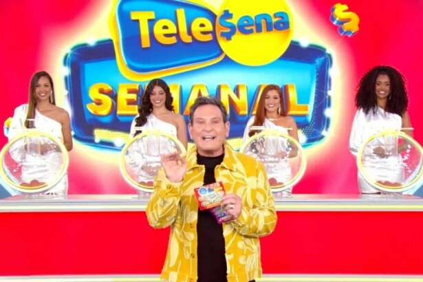 O apresentador Luís Ricardo no centro do palco, segurando uma Tele Sena, com quatro assistentes de palco de cada lado. O cenário é vermelho e amarelo com o logotipo "Tele Sena Semanal" em destaque. As assistentes de palco vestem blusas brancas de um ombro só e estão ao lado de globos de sorteio