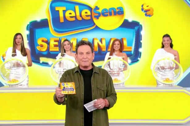 Apresentador Luis Ricardo no palco do SBT, exibindo uma Tele Sena Semanal, edição 65. Atrás dele, quatro mulheres em vestidos brancos seguram esferas de sorteio. O telão ao fundo diz "Tele Sena Semanal".