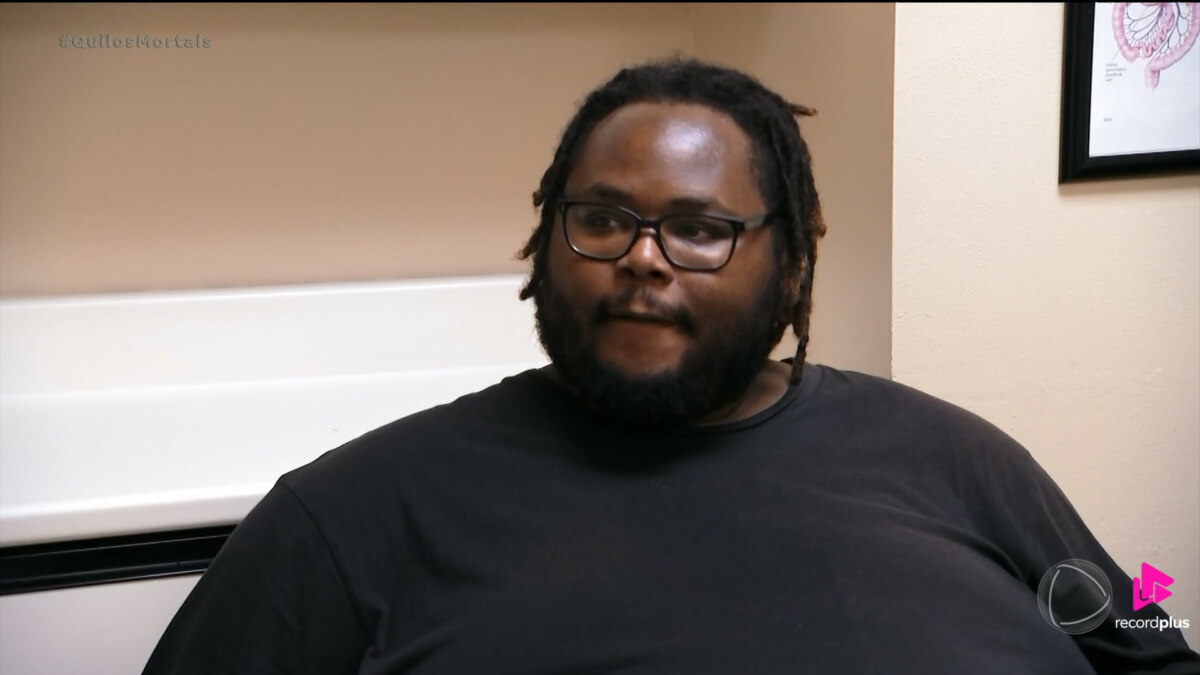 Travis do Quilos Mortais em consulta médica, após perder 109 kg, exibindo transformação e rotina saudável