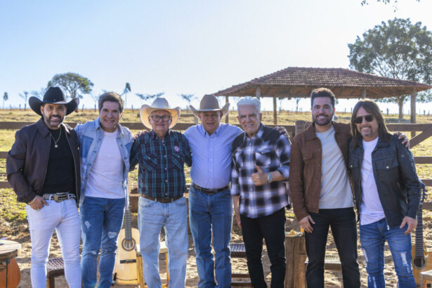 Cantores sertanejos reunidos na fazenda de Daniel para especial do Viver Sertanejo, com cenário rural e clima de festa