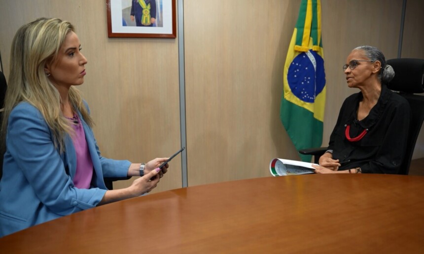 Camila Morais entrevistando Marina Silva no Aparecida Debate