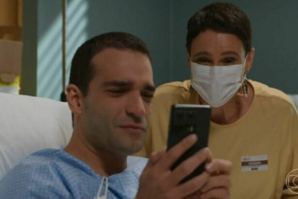 Afonso (Humberto Carrão), segurando um celular, e Celina (Malu Galli), em trecho de cena de Vale Tudo