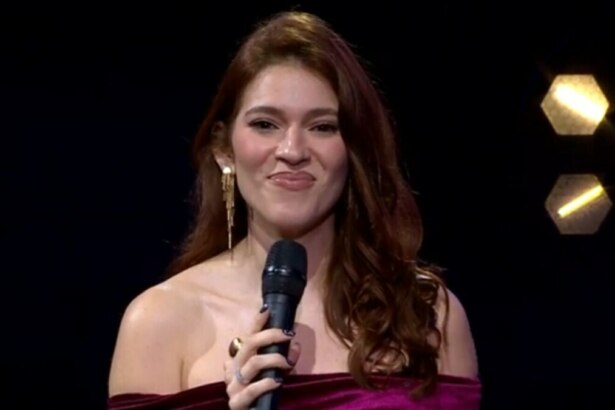 Ana Clara no palco do estúdio do Estrela da Casa