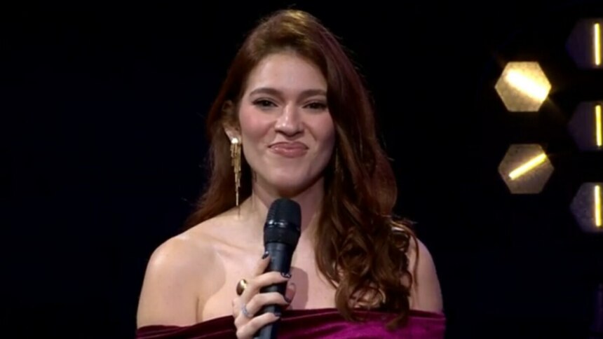 Ana Clara no palco do estúdio do Estrela da Casa