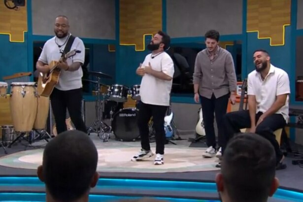 Brenno Casagrande, Daniel Sobral, Gabriel Smaniotto e Sudário se apresentando no palco, em trecho do Desafio Musical, no Estrela da Casa
