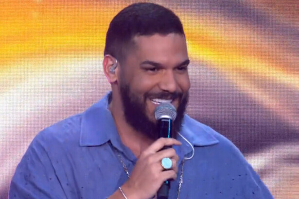 Brenno Casagrande no palco do Estrela da Casa, se apresentando no Festival