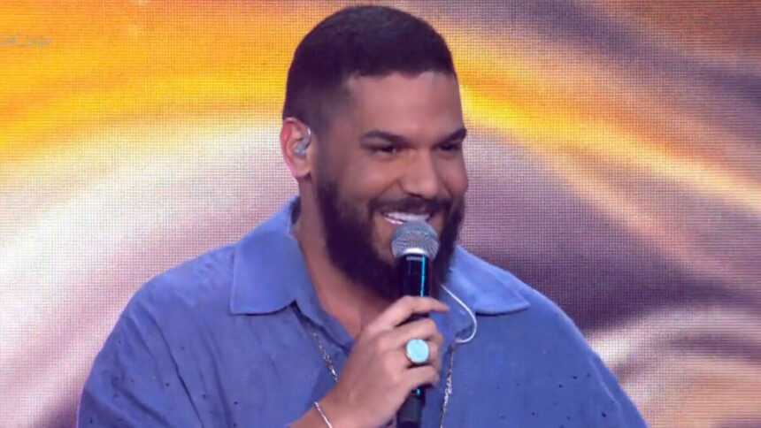 Brenno Casagrande no palco do Estrela da Casa, se apresentando no Festival