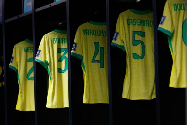 Camisetas da seleção brasileira com números e nomes de jogadores como Marquinhos e Casemiro no vestiário do jogo Brasil x Chile