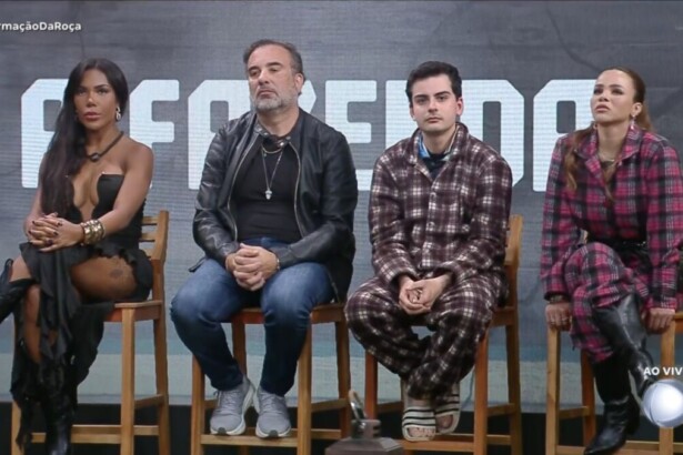 Carol Lekker, Fabiano, Dudu Camargo e Gabily sentandos no banquinho da Roça em A Fazenda 17