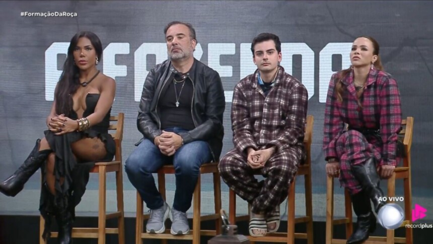 Carol Lekker, Fabiano, Dudu Camargo e Gabily sentandos no banquinho da Roça em A Fazenda 17