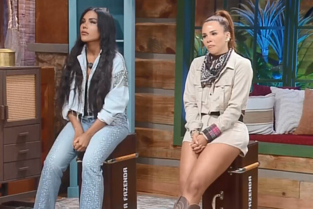 Carol Lekker e Gabily sentadas no banquinho da roça, antes da eliminação em A Fazenda