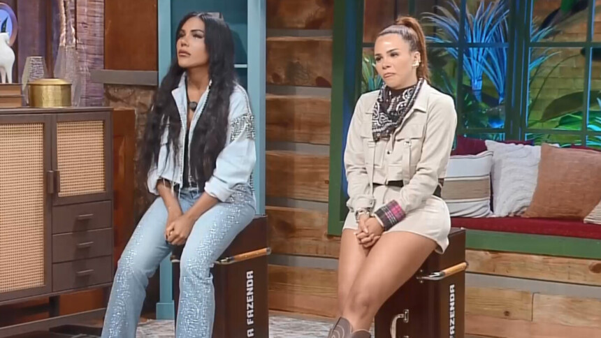 Carol Lekker e Gabily sentadas no banquinho da roça, antes da eliminação em A Fazenda
