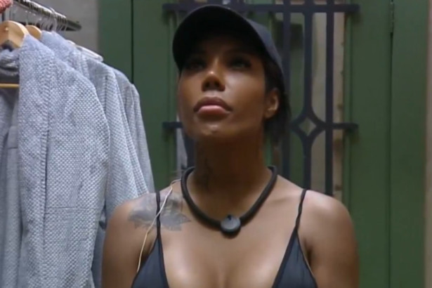 Carol Lekker olhando para o alto, no closet de A Fazenda 17, recebendo a missão do infiltrado da produção