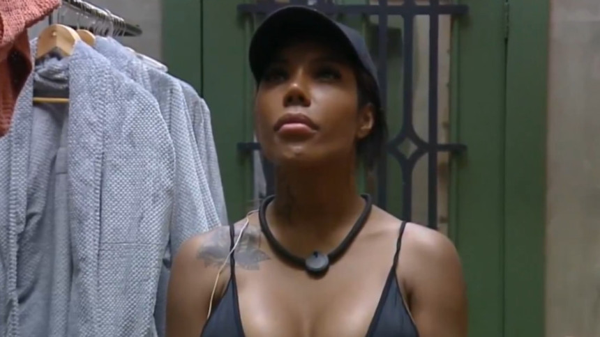 Carol Lekker olhando para o alto, no closet de A Fazenda 17, recebendo a missão do infiltrado da produção