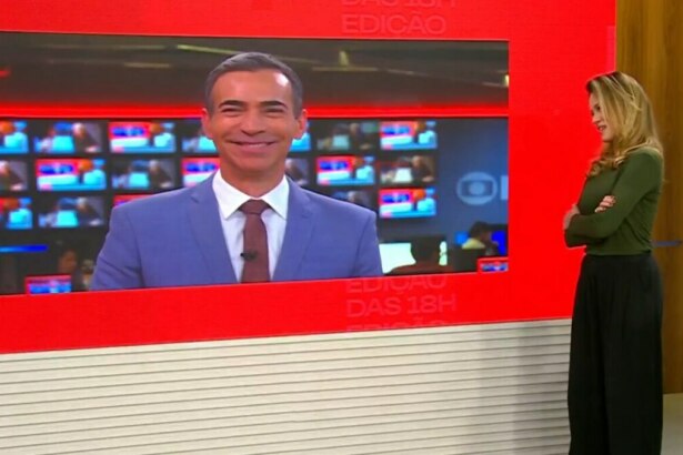 César Tralli sorri ao vivo na tela da GloboNews, enquanto Natuza Nery observa sua despedida no estúdio da Edição das 18h.