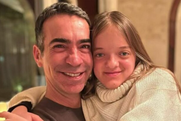 Cesar Tralli e Rafa Justus abraçados e sorrindo. O jornalista e a adolescente posam para uma foto em um momento de carinho familiar.