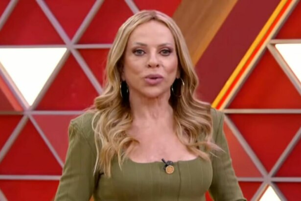 Christina Rocha de cabelos loiros e ondulados, usando uma blusa verde-militar, olhando diretamente para a câmera no cenário do programa Casos de Família.