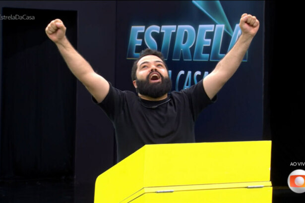 Daniel Sobral levanta os braços e comemora vitória na Prova Dono do Palco do Estrela da Casa 2