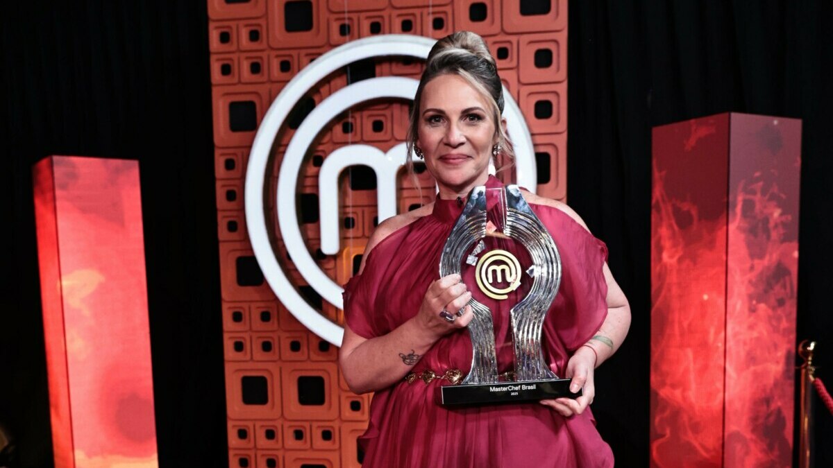 Daniela segura o troféu do MasterChef Brasil 2025 nos bastidores do programa após a final