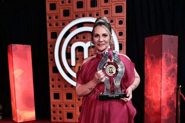 Daniela segura o troféu do MasterChef Brasil 2025 nos bastidores do programa após a final
