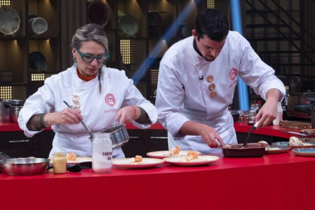 Daniela e Felipe Bruzzi cozinhando em trecho da final do MasterChef