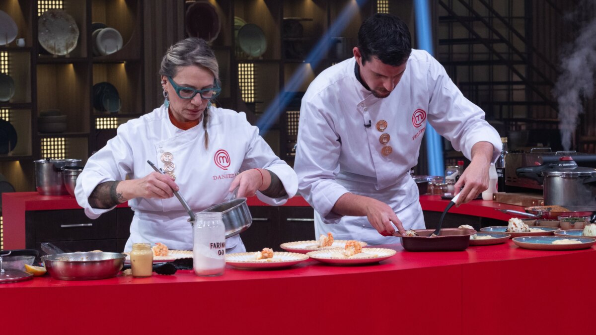 Daniela e Felipe Bruzzi cozinhando em trecho da final do MasterChef