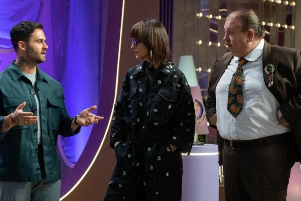 Erick Jacquin, Helena Rizzo e Diego Lozano, os três jurados do MasterChef Confeitaria, em pé no cenário do programa, conversando e avaliando uma das provas.