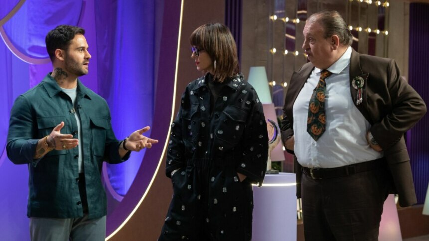 Erick Jacquin, Helena Rizzo e Diego Lozano, os três jurados do MasterChef Confeitaria, em pé no cenário do programa, conversando e avaliando uma das provas.