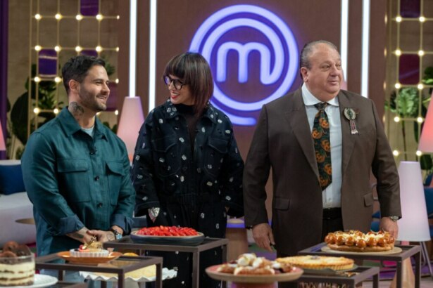 Diego Lozano, Helena Rizzo e Erick Jacquin em trecho da estreia no MasterChef Confeitaria, na frente de vários pratos