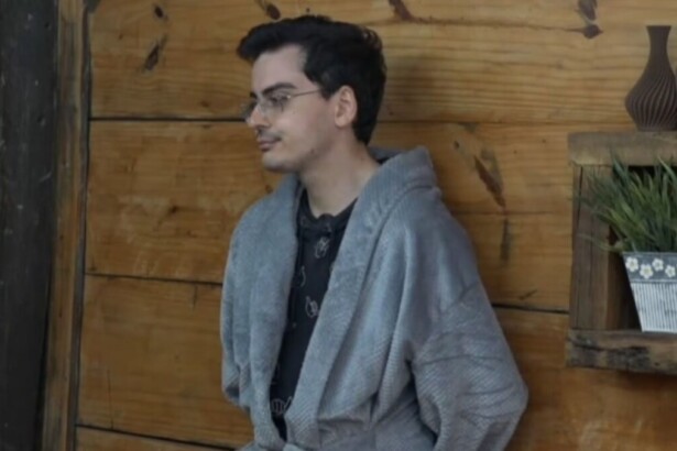 Dudu Camargo na casinha da árvore de A Fazenda 17