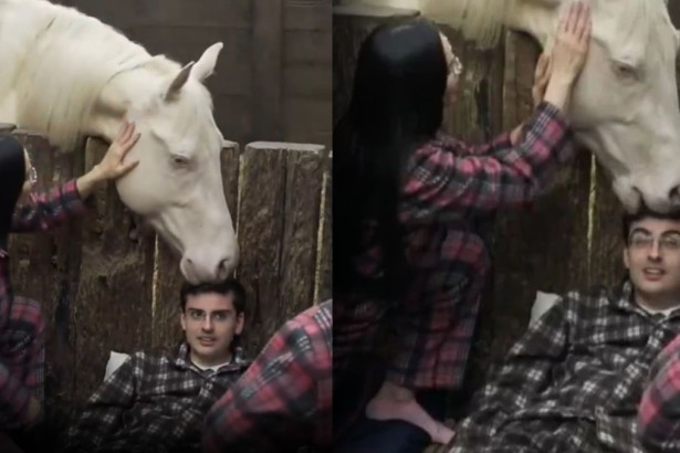 Montagem com duas fotos do apresentador Dudu Camargo, deitado, e um cavalo branco o mordendo na cabeça dentro da baia do reality show A Fazenda.