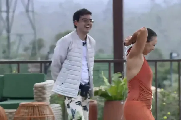 Dudu Camargo olha para Yoná na beira da piscina