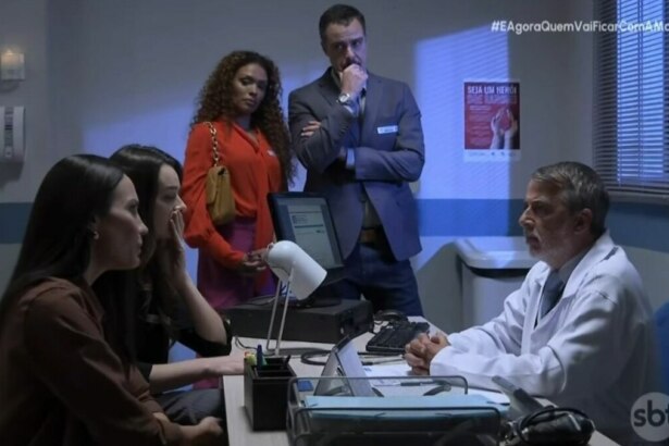 Cena do série "E Agora, Quem Vai Ficar com a Mamãe?", onde um médico fala com um grupo de quatro pessoas, que parecem preocupadas em um consultório.